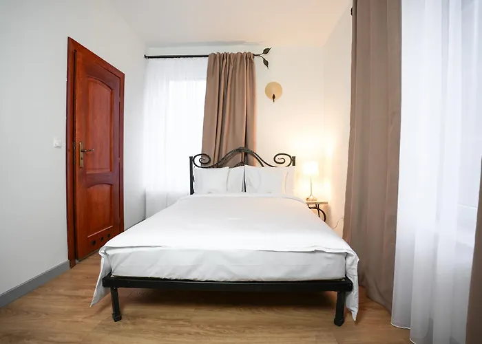 Admiral Nocleg ze śniadaniem 3*